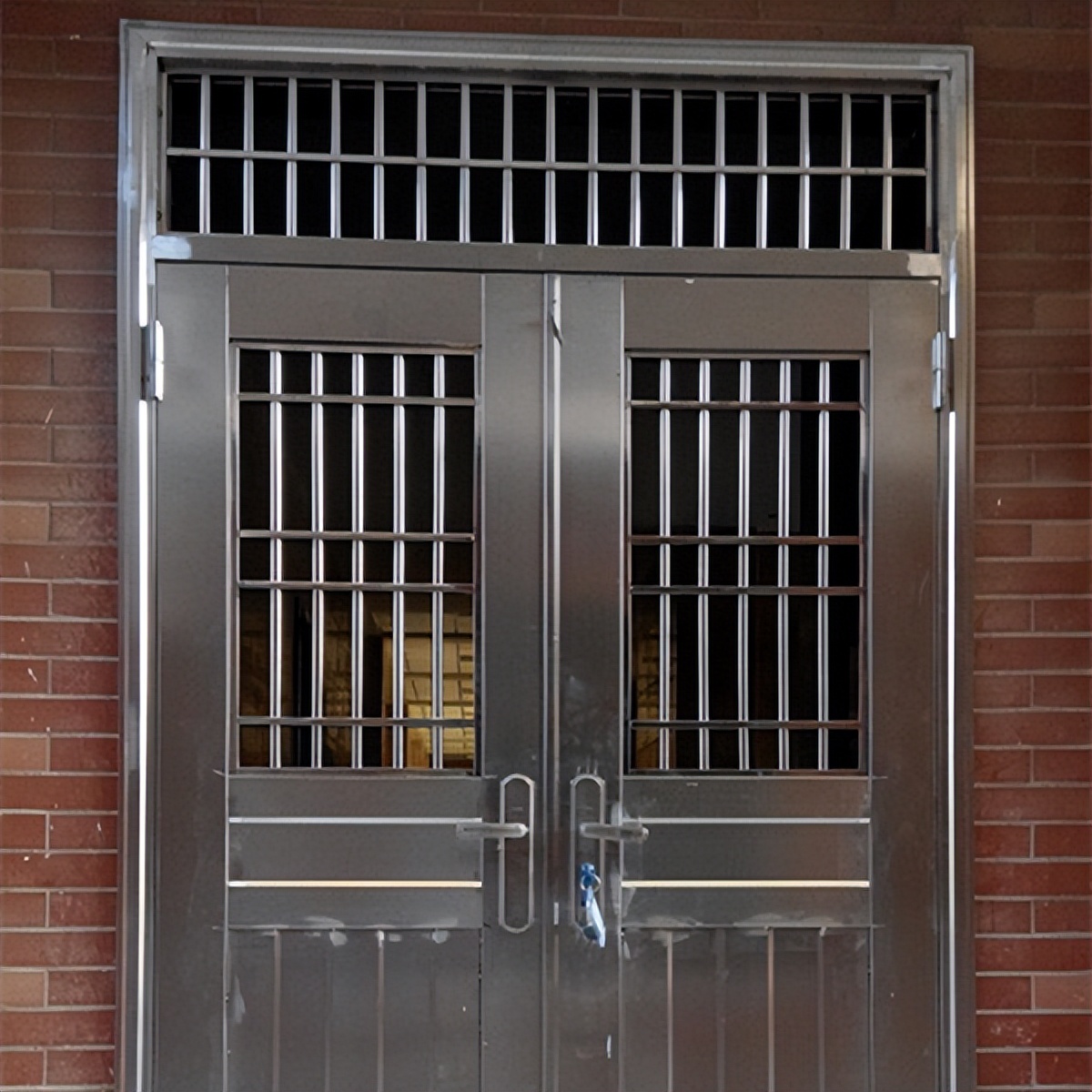 大门用铝合金门和不锈钢门哪个好,不锈钢门的标准价格是多少