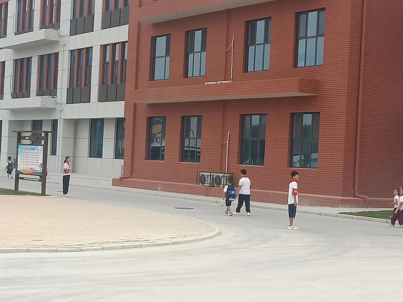 一年级孩子不愿意上学，专家建议家长每天接孩子时做这件事