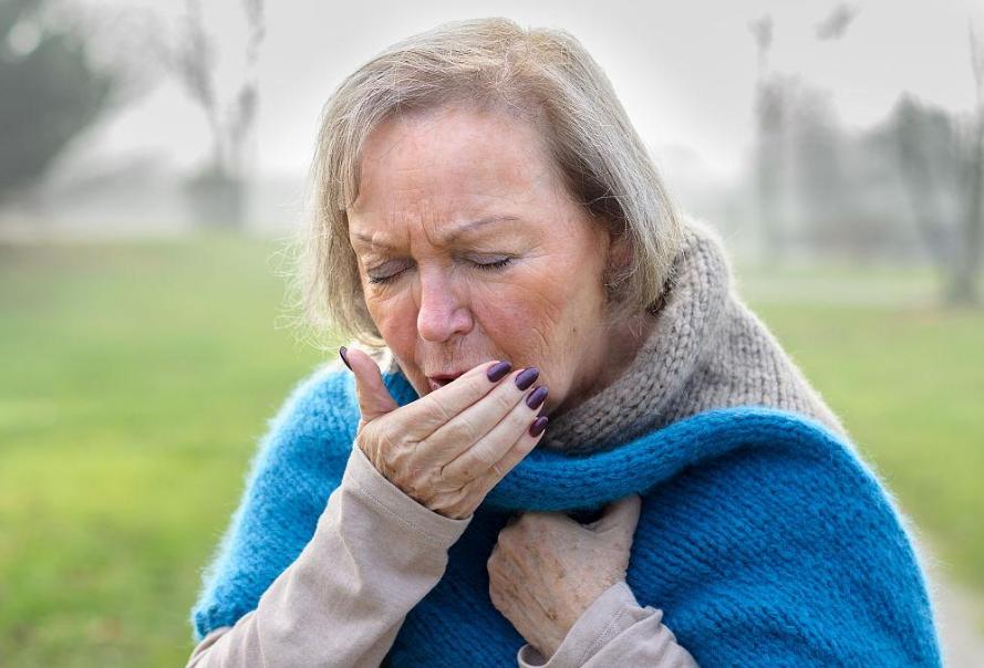 50岁女人漏尿怎么治疗吃什么药,女人上了年纪漏尿怎么办