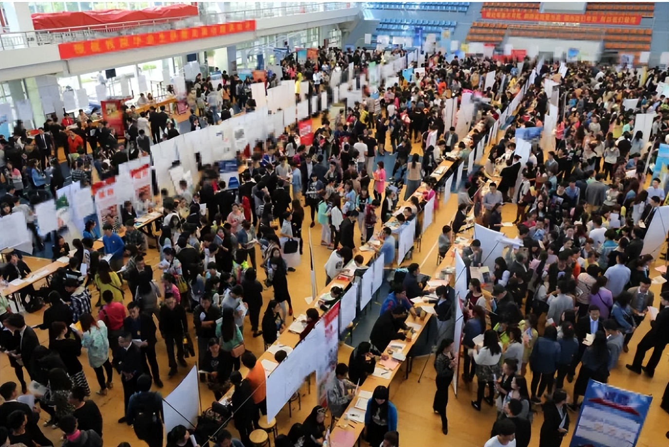 大学生就业多难？富士康流水线涌现大批本科生，在职者揭露了真相