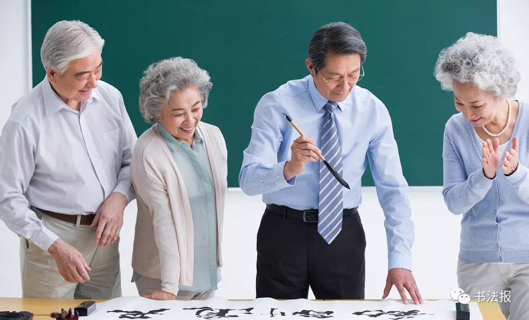 79岁大爷批改网友书法作业,79岁大爷在线批改网友书法作业