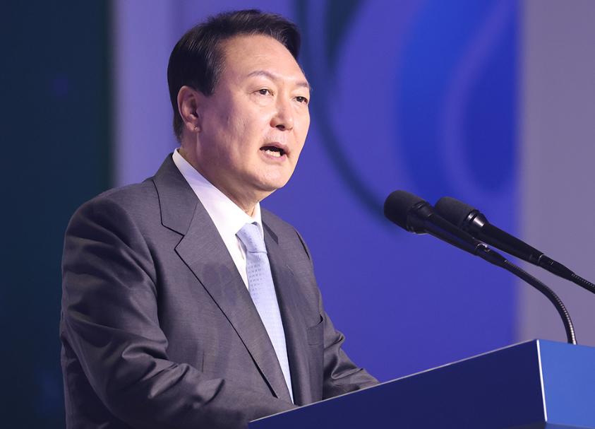 中方的禁令即将生效，3小时不到，一架飞机就现身黄海，十分蹊跷