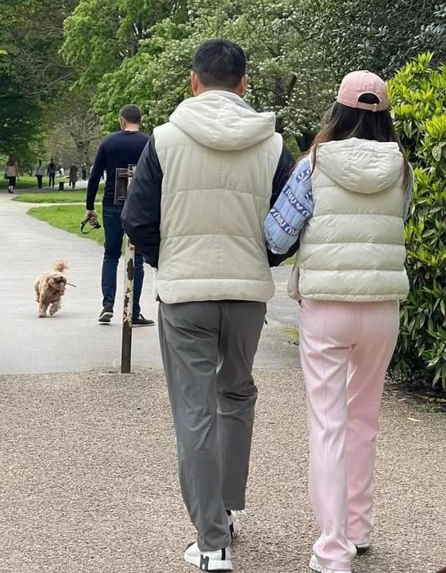 章泽天挺着孕肚登上杂志封面,章泽天罕见现身戛纳晚宴