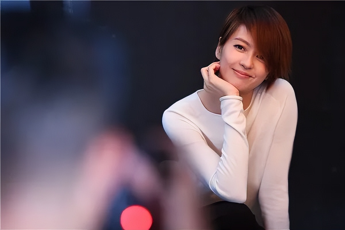 23年前背负“小三”骂名落入低谷，如今又成“赢家”？