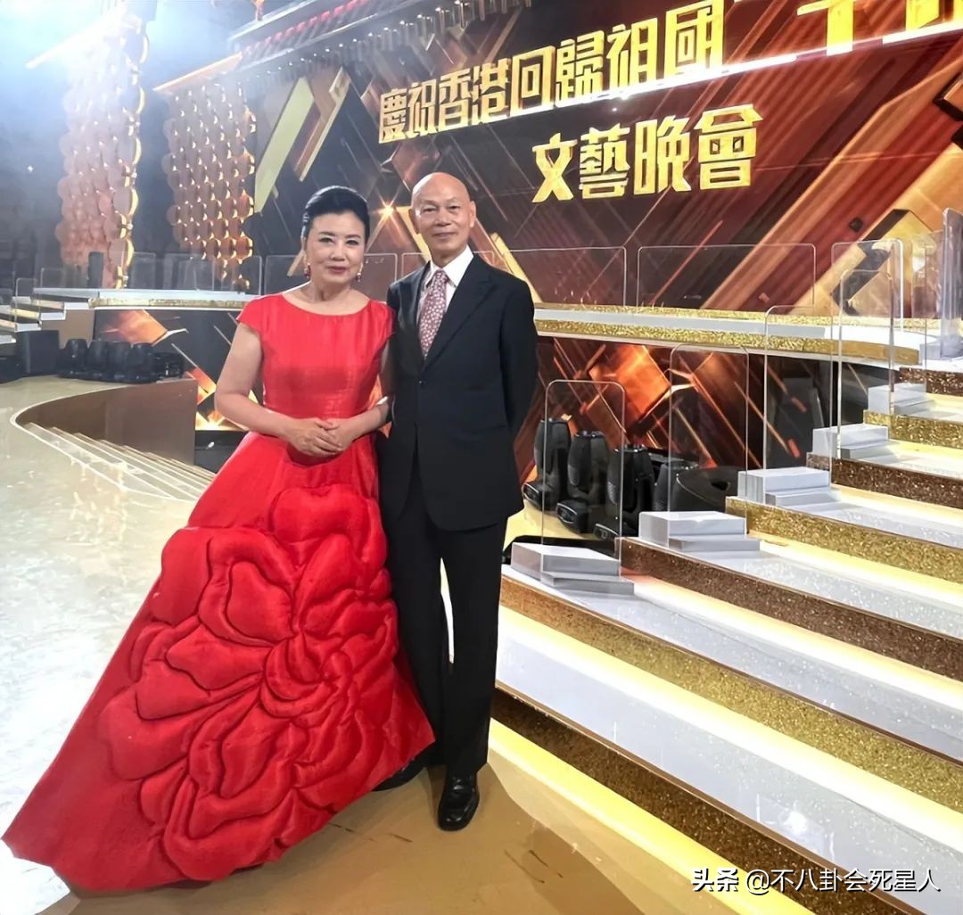 年过三十的女明星今昔对比图,今昔对比70后女星