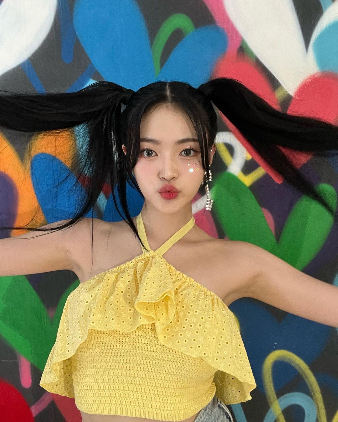 韩国女团顺伊晒吸烟照遭网友批评，对此她火辣回呛“管我抽不抽”