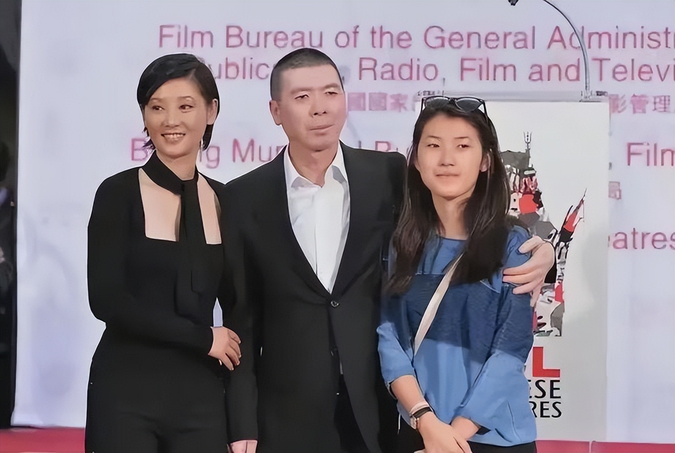 娱乐圈又爆一大瓜，徐帆收养的女儿，竟是冯小刚的“私生女”