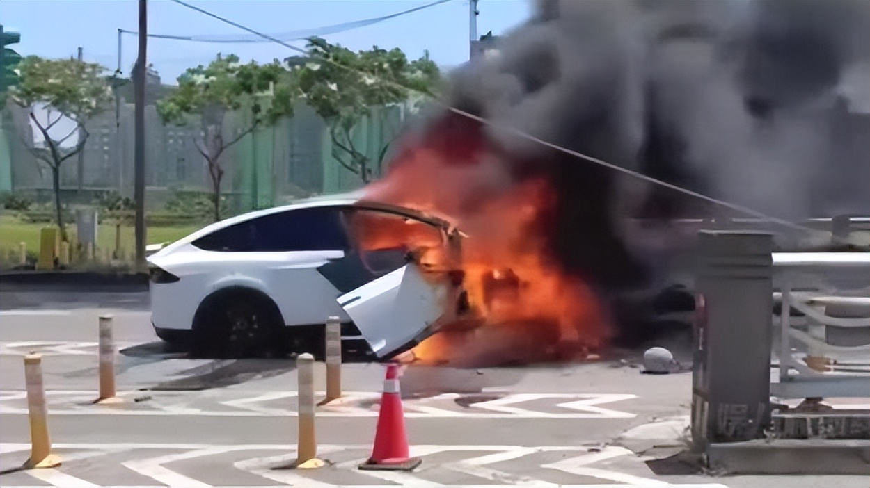 十七岁成为赛车手,不老男神林志颖为什么会开特斯拉