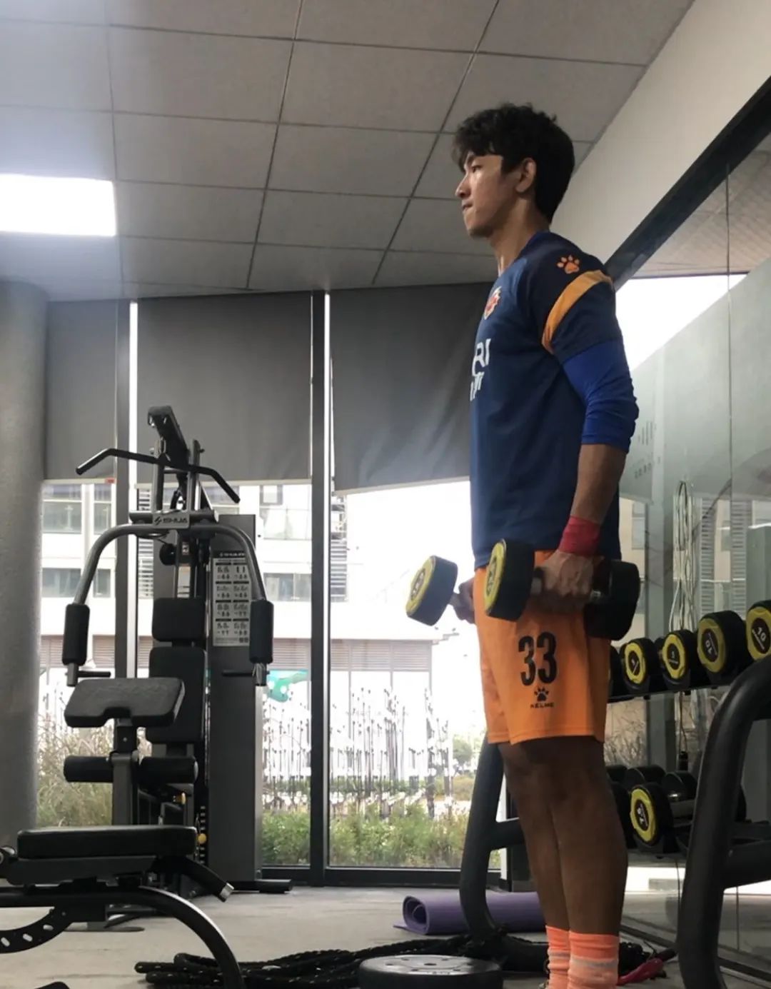 足球少年一路前行,足球少年逆风而行