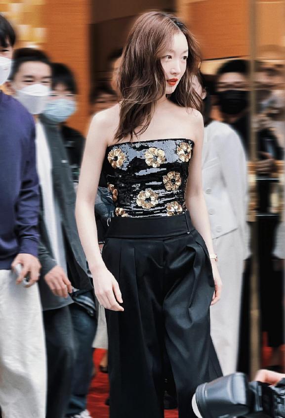 周冬雨相貌平平为什么那么火,周冬雨为什么一出道资源就那么好