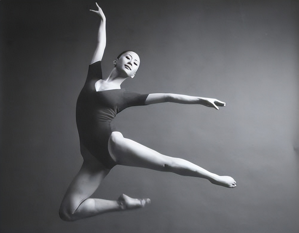 为艺术献身，被丈夫、父亲抛弃，人体模特汤加丽的人生有多悲惨？