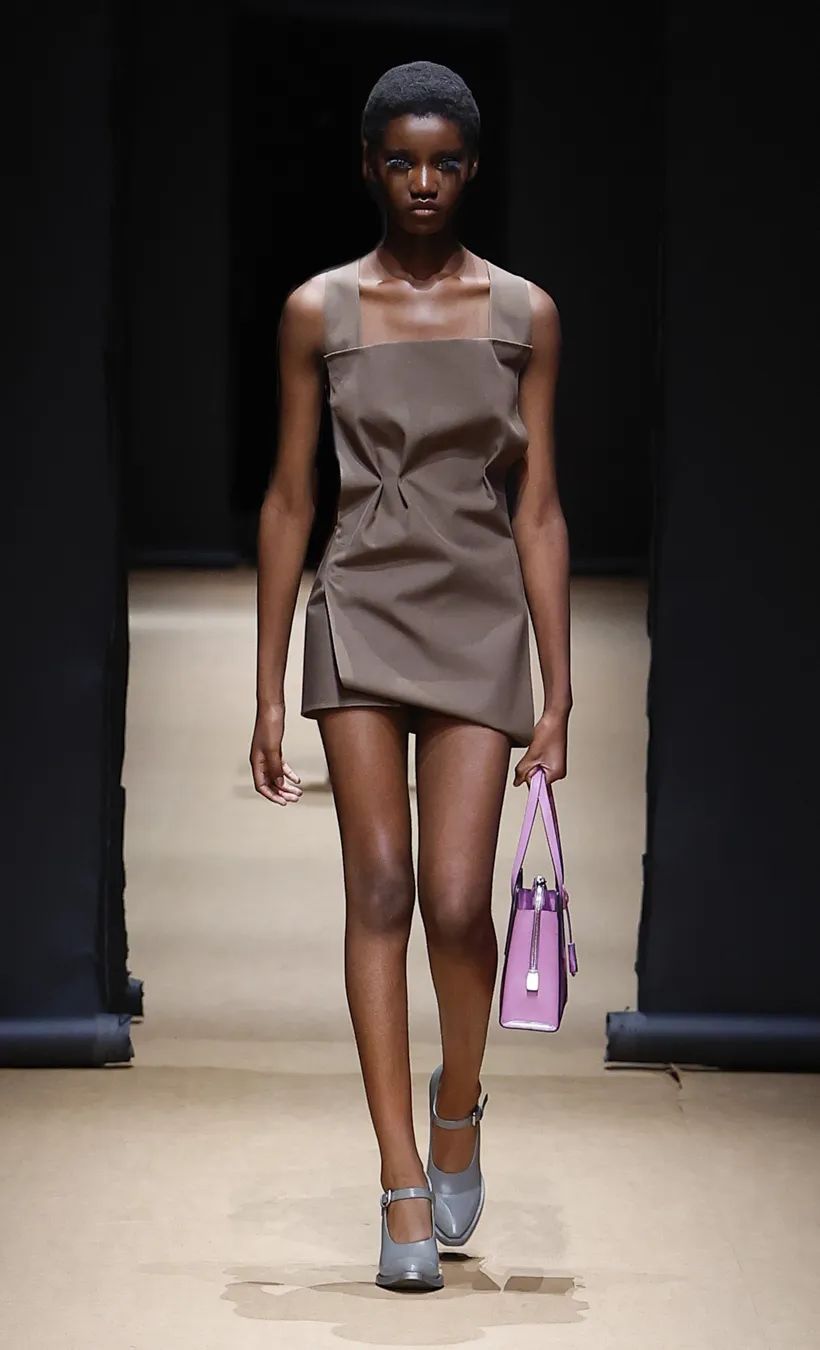 在Prada的戏梦中，以对立之境现原生之美