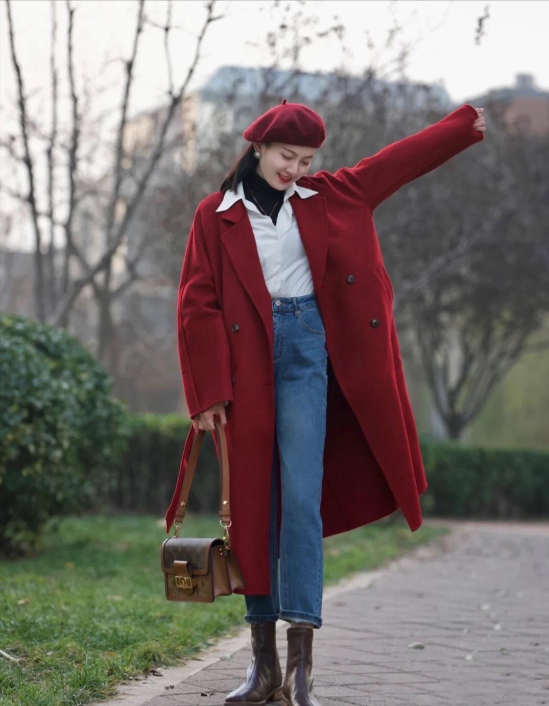 红色衣服怎么穿不显俗,红色怎么穿不土气