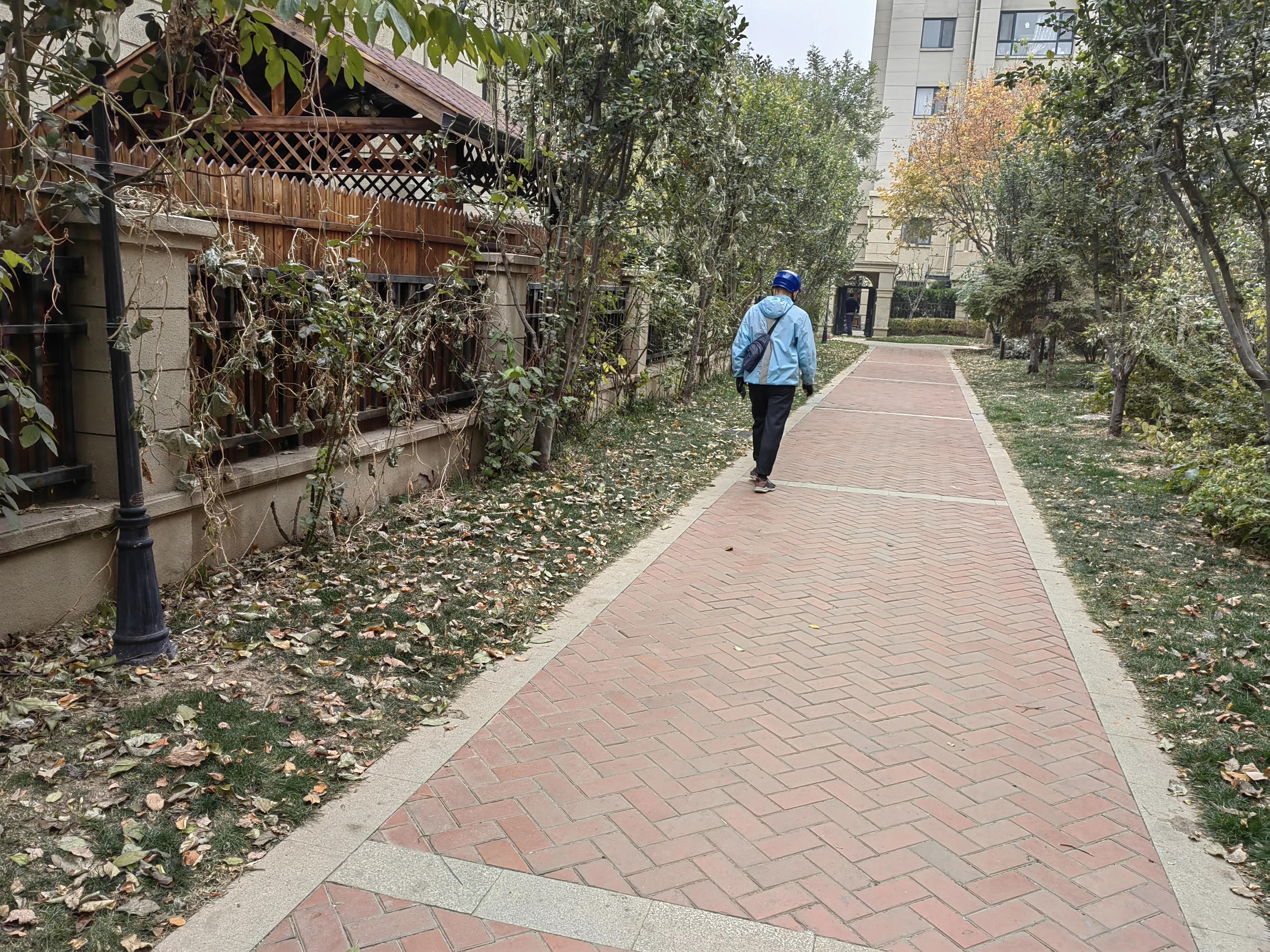 封控期间，一个人一见到我，就说他快疯了。怎么办呢？