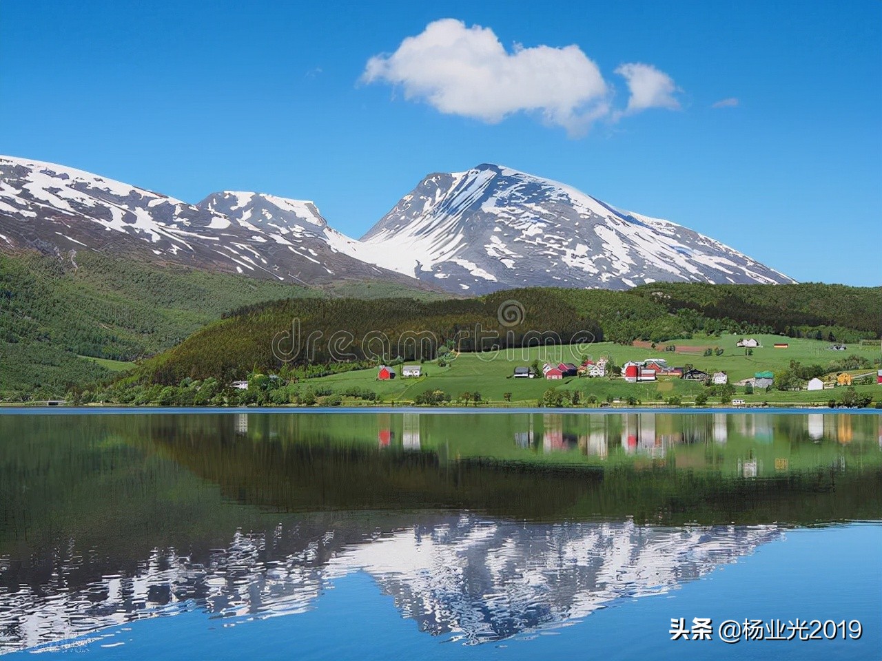 「原创七律」月下有香皆入韵，夜深无梦不销魂