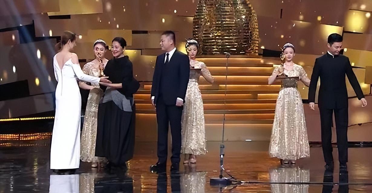 吴亦凡就这样写下了自己的结局，留下的三个疑问，是时候解开了