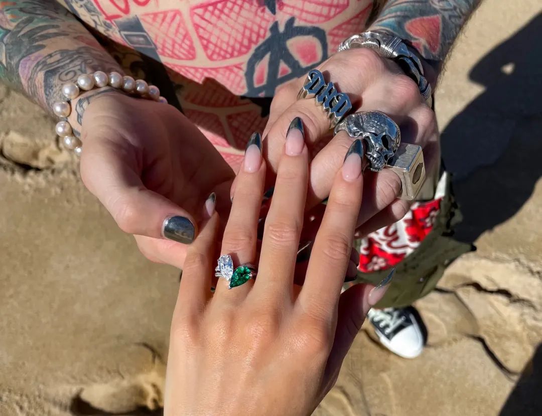 詹妮弗洛佩兹最新礼服,詹妮弗洛佩兹满脸钻石造型