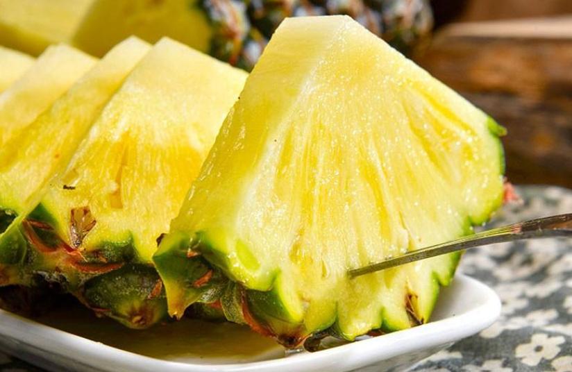 挑菠萝是叶子大好还是叶子小好,买的菠萝是留叶好还是不留叶好