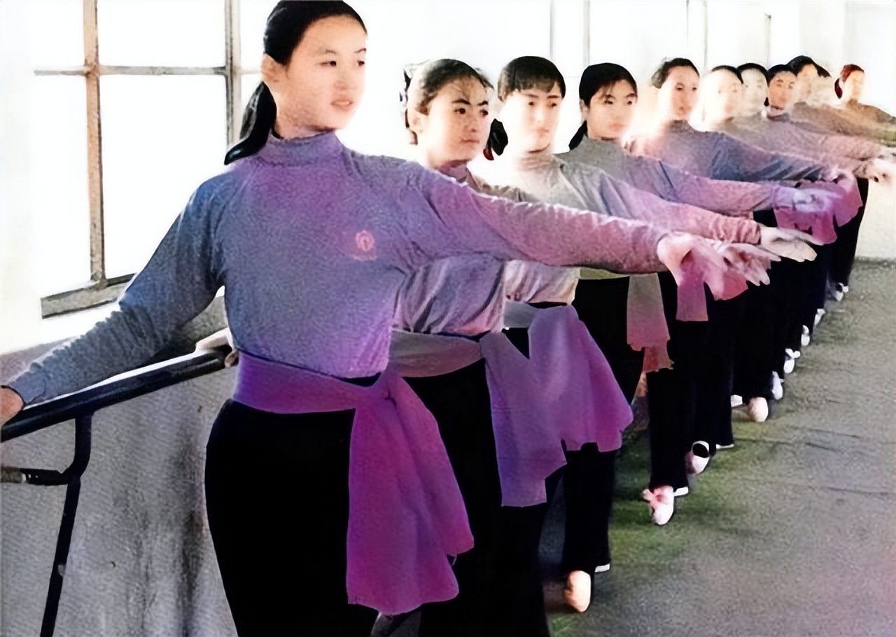 她用20盘录像带揭露和30个导演的“丑事”，退圈20年后又复出了