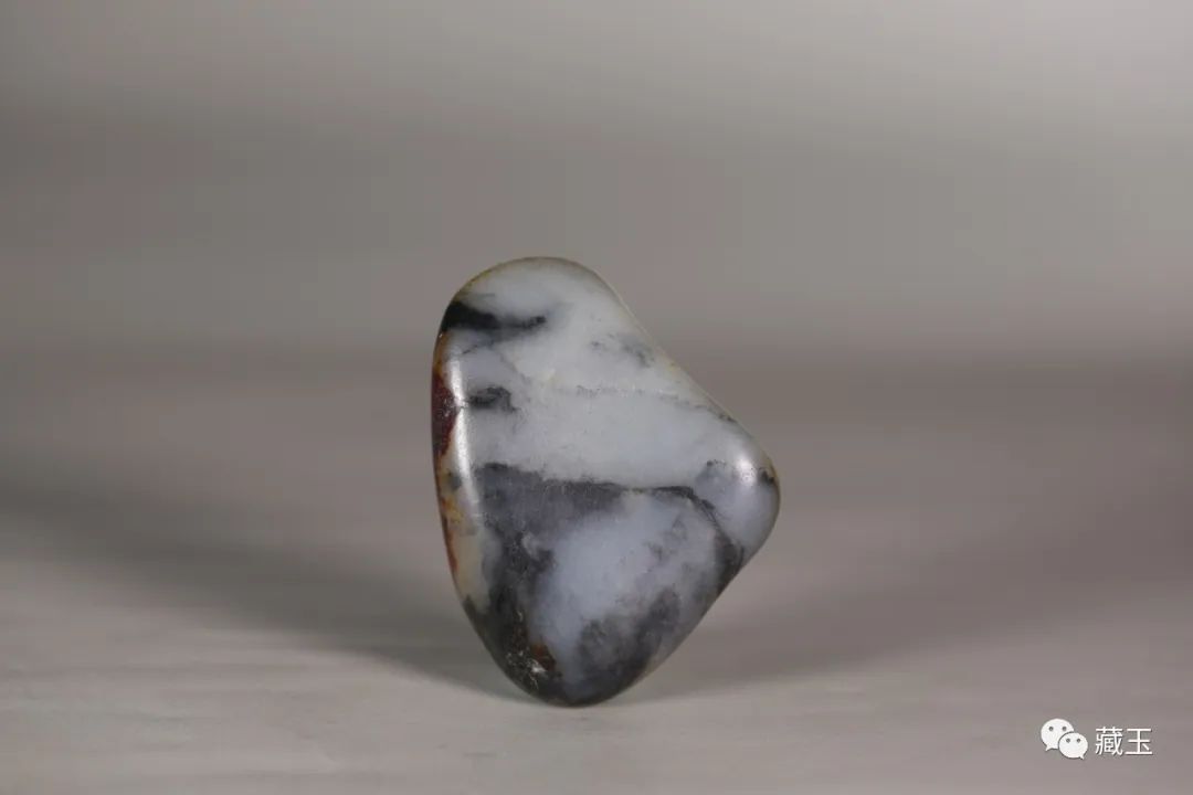 最贵的玉摊位,几百块钱的青花籽料