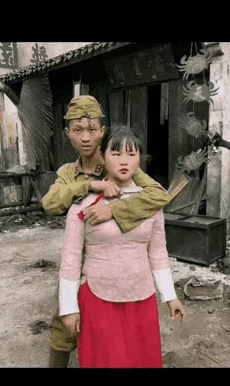 牛角胸罩，诱惑式舔刀尖，这些颠覆三观的镜头，看完让人一言难尽