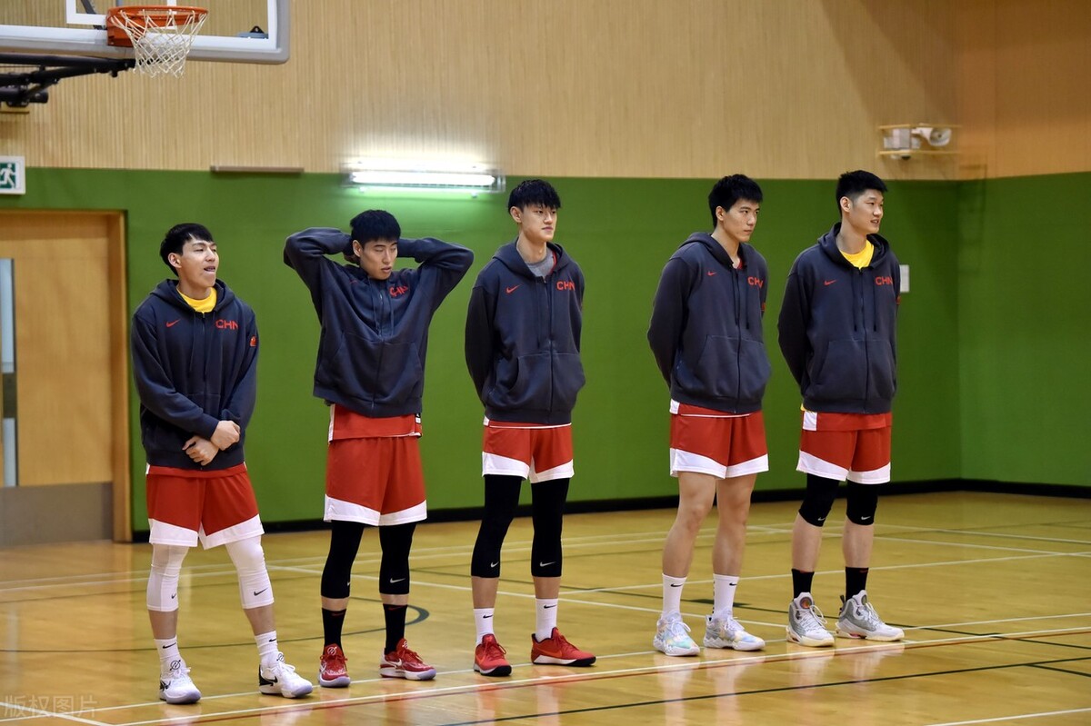 决战伊朗12人名单调整，乔帅姚明提要求，曾凡博5人最新行程曝光