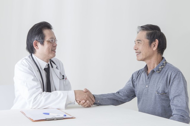 爷爷病重说不了话,爷爷生病了父母都不管