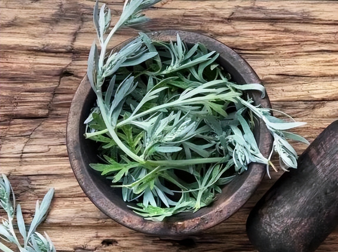 女人睡前用艾叶泡脚好吗,睡前艾叶生姜泡脚