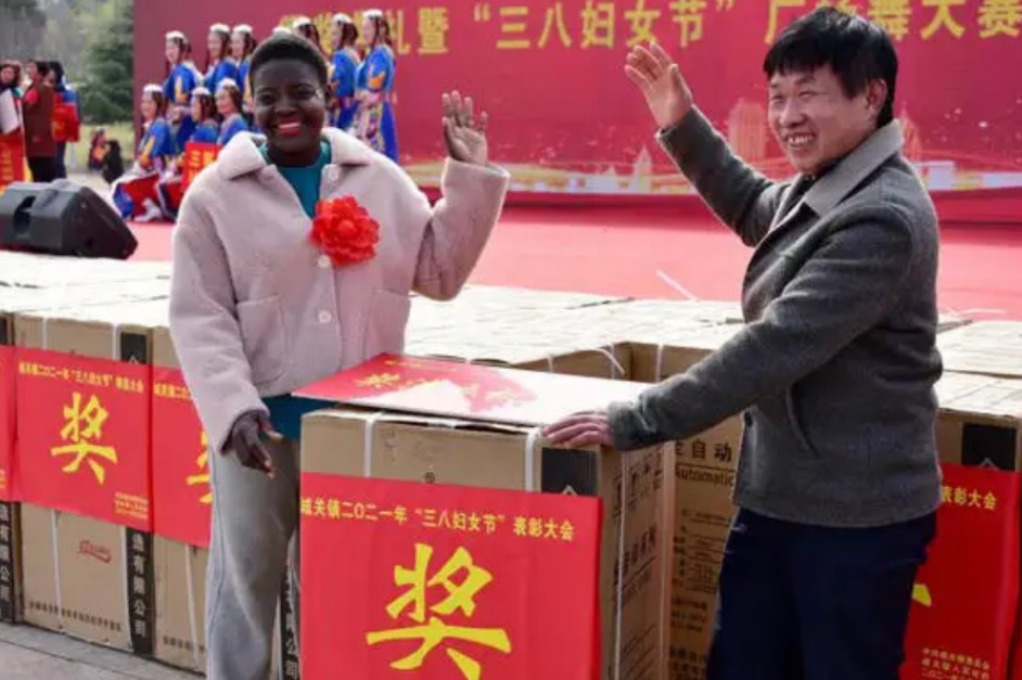 23岁非洲姑娘嫁41岁河南农民，婚后交流全靠比划，如今种花椒致富