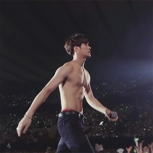 健身有效和健身无效的男演员,男明星无器械健身