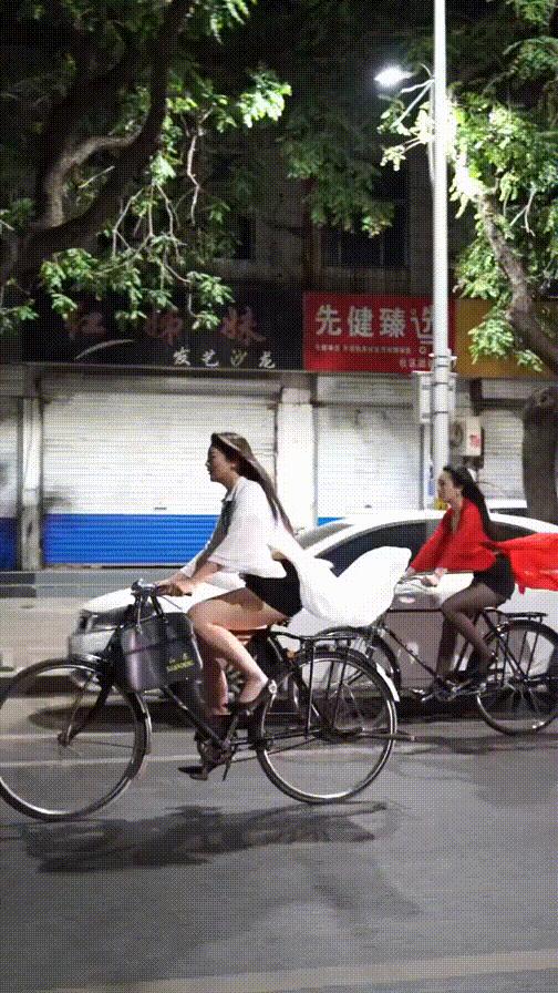 女朋友平胸我该怎么安慰,女朋友平胸该怎么安慰