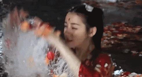 胸罩*点露**，花式泳衣，这些辣眼睛的操作，导演肚子里没一点墨水吗