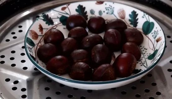 板栗用瓶盖怎样能去皮,板栗去壳一个瓶盖就能搞定