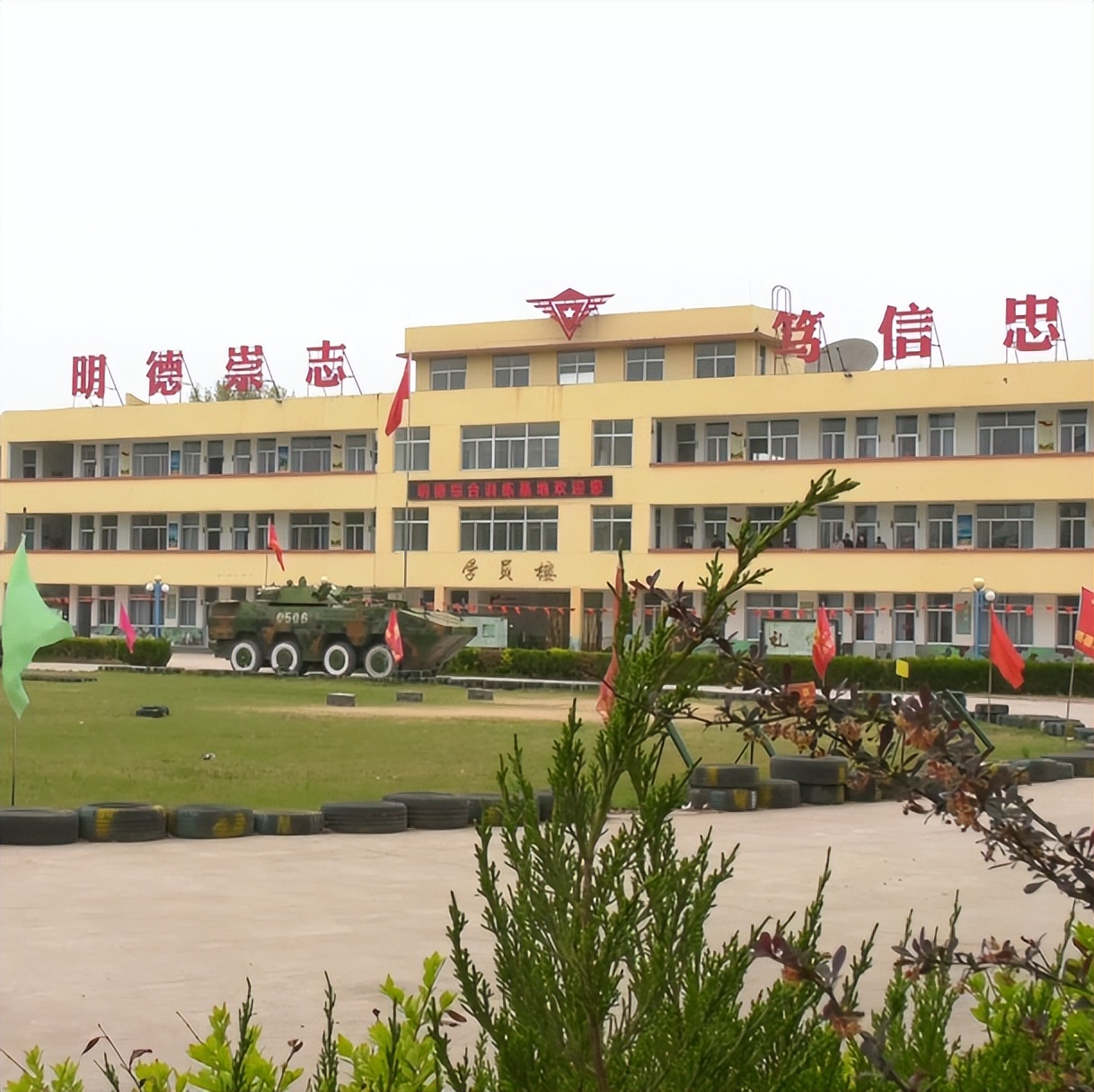 营造浓厚的国防教育氛围,依托红色资源开展学生国防教育