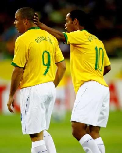 巴西队被淘汰内马尔哭了被安慰,巴西被淘汰后内马尔泣不成声