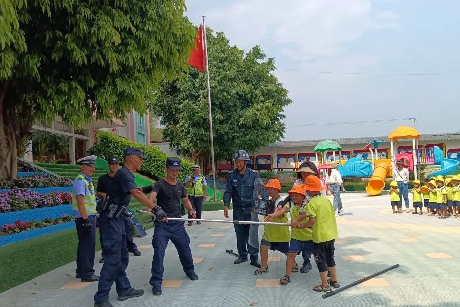 开学季镇坪公安全力维护校园安全,新野公安多措并举守护校园安全