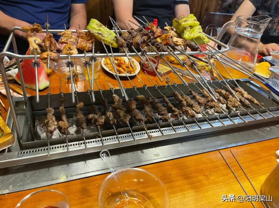 淄博烧烤出圈几个过程,淄博烧烤火爆出圈背景相关资料