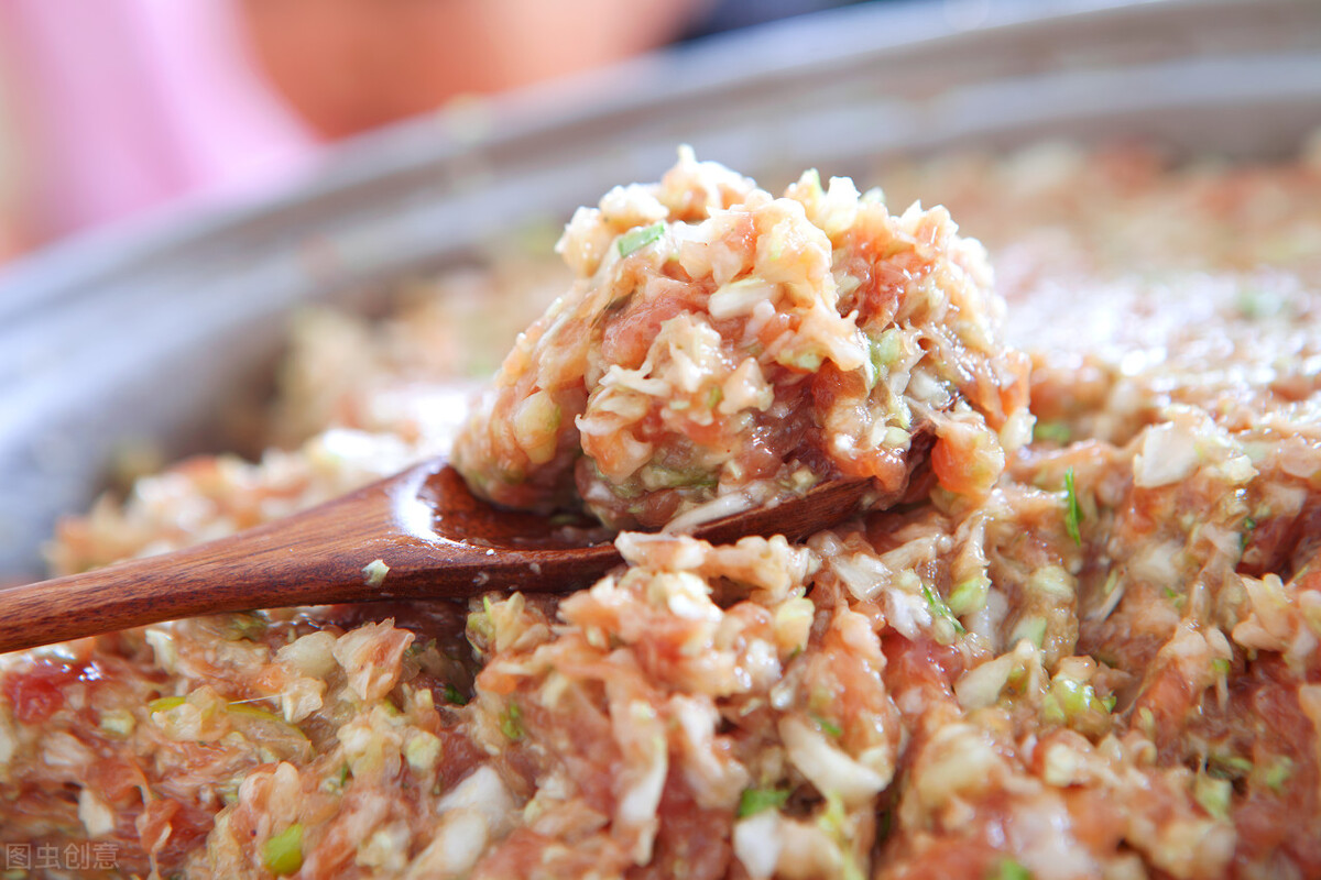 调肉馅不加水可以吗,正确调肉馅不柴的做法