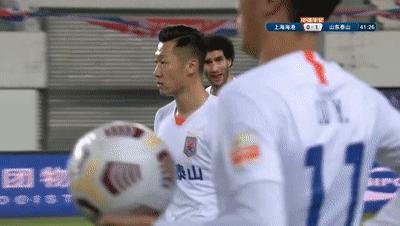 上海海港vs山东泰山罚下几人,山东泰山vs上海海港裁判判罚