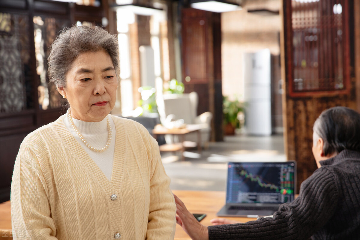 58岁的二婚老伴每月给5000元,62岁阿姨哭诉再婚老伴一再纵容