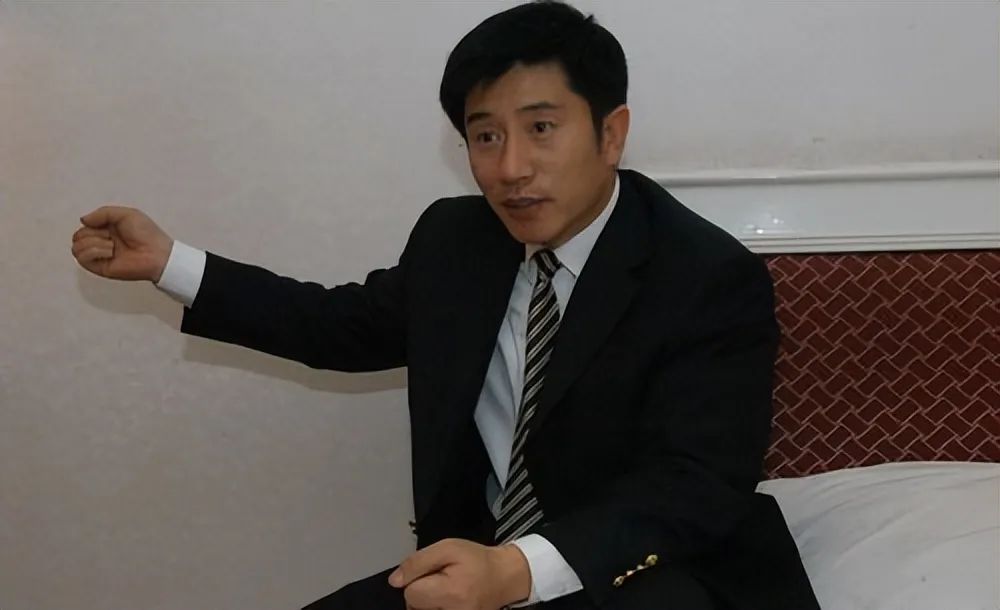 182万买手机靓号,诈骗13亿入狱,“万里大造林”的*相贵陈**,东山再起