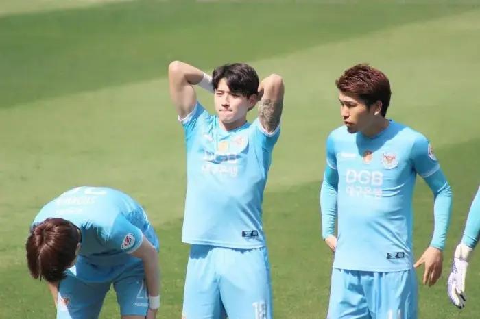 小狼狗腹肌全部视频,小狼狗的腹肌八块