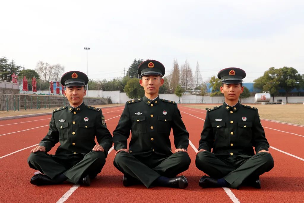 新兵授衔仪式最新照片,新兵下连授军衔什么时候开始的