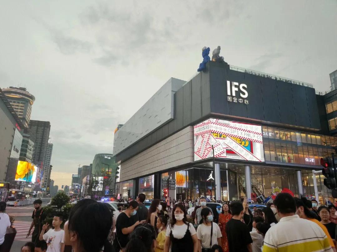 我，26岁，一年为女朋友花了20万，最后因她父母一句话 提出了分手