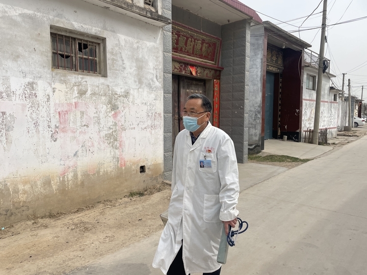 七旬村医为9个村民免费看病47年,为老百姓免费看病