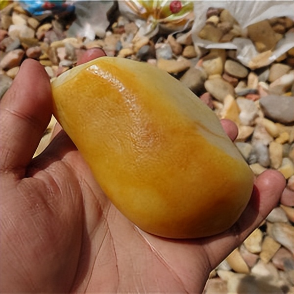 和田白玉泛黄还是泛青好,佩戴和田白玉对身体有什么好处