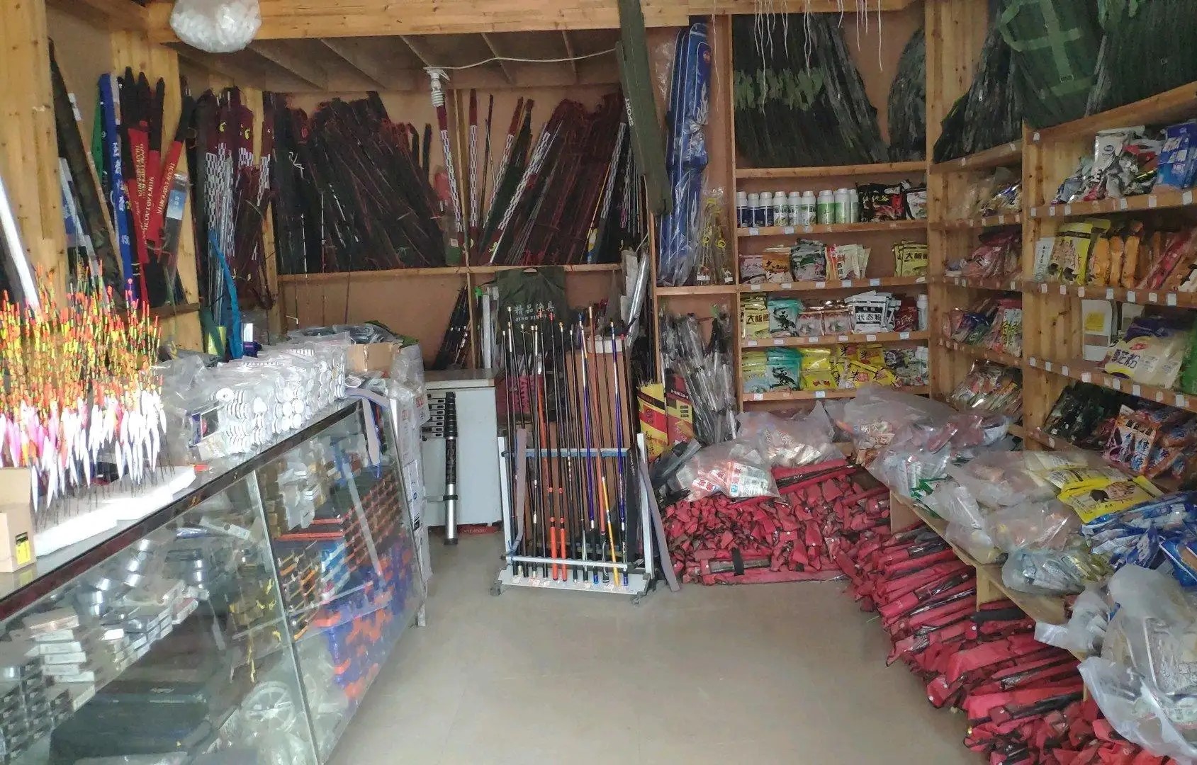 同样的鱼竿，渔具店卖200，电商卖70，哪个“黑心”？