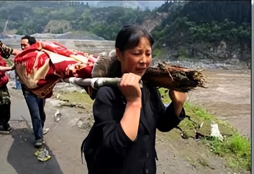 汶川地震父亲背儿子遗体现状,汶川地震背儿子徒步25公里