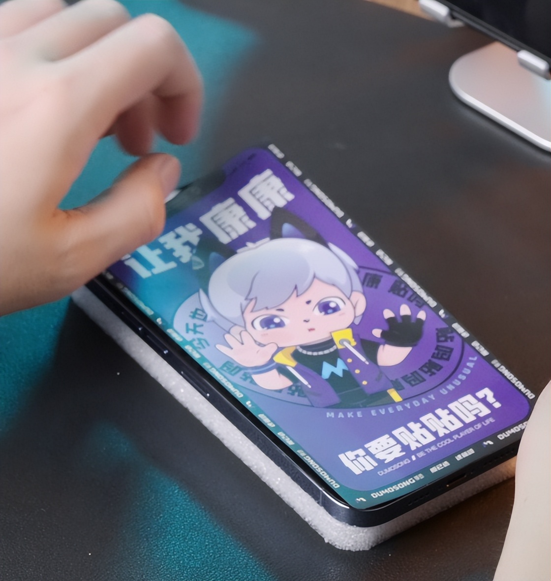 手机应该贴怎样的钢化膜比较好,手机贴钢化膜哪一种好一些