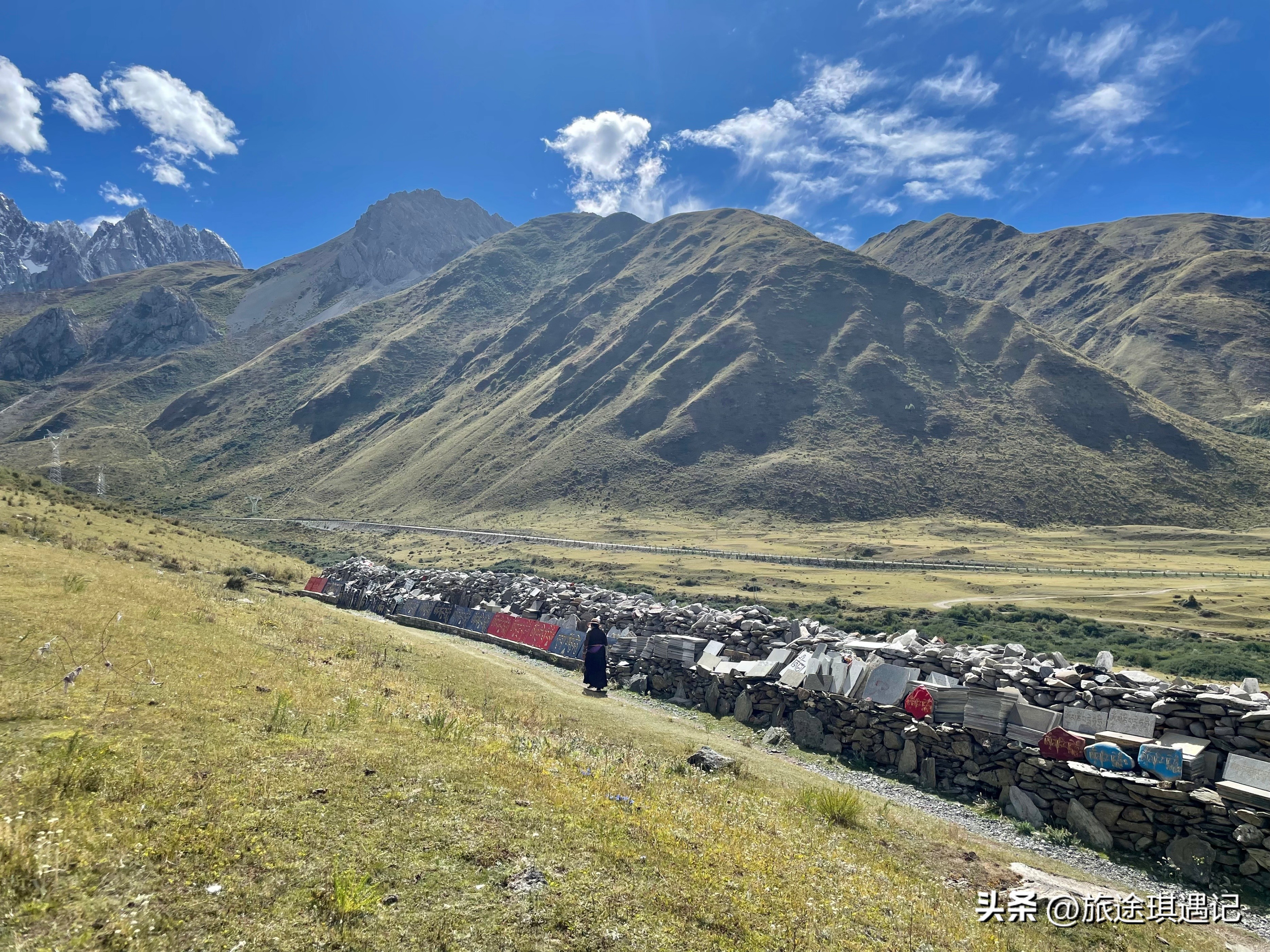 沿着317国道经过甘孜县格萨尔王城,317国道马尔康到甘孜县一路风光